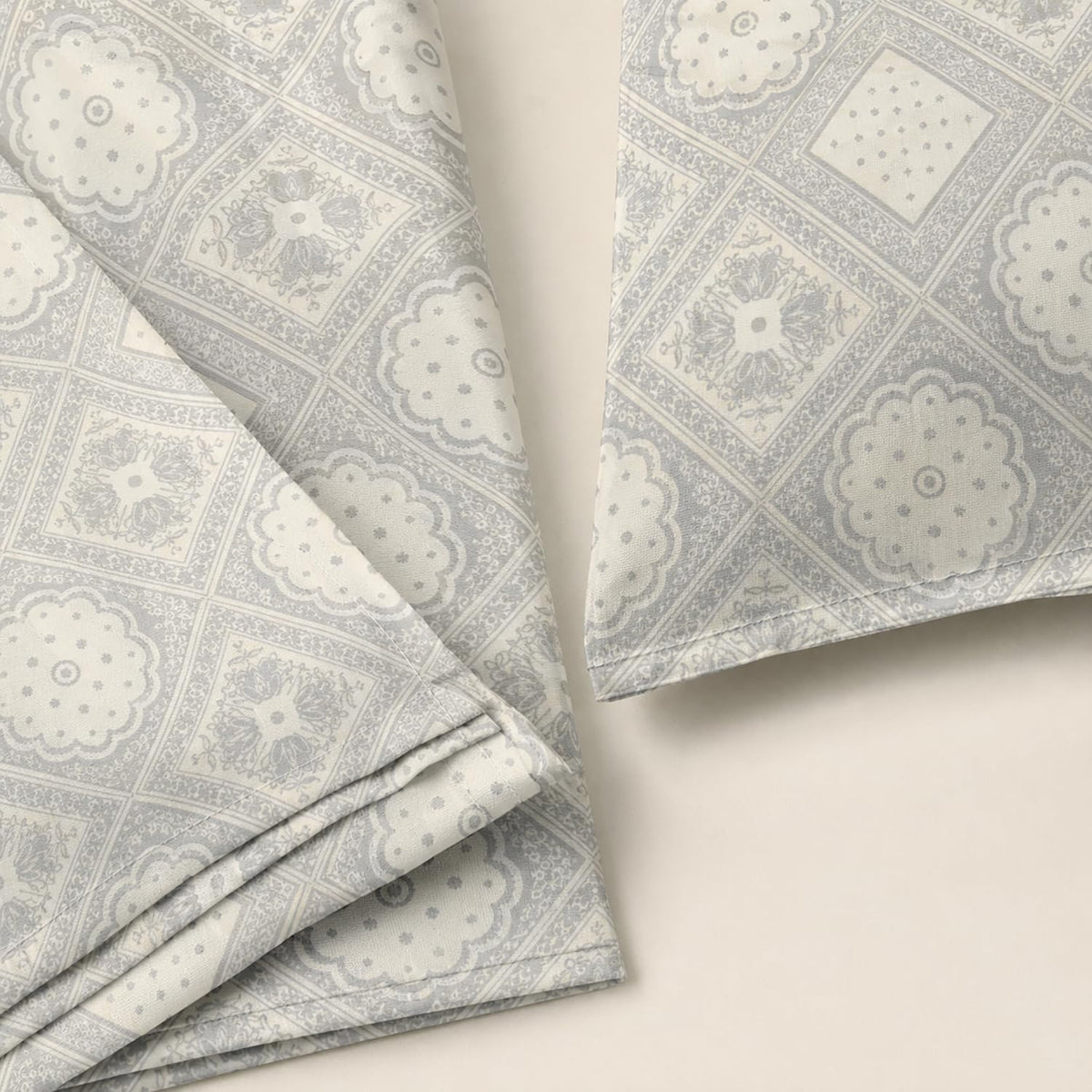 Queen Size Double Bedsheet With 2 Pillow Covers Classic Pattern 90x90 Inch